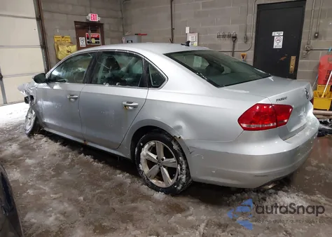 2012 Volkswagen Passat 2.5L Se z USA, uszkodzony, nr VIN 1VWBP7A30CC074587